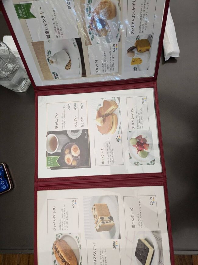 広いホールには喫茶コーナーもあります。<br />六花亭のケーキをお茶と一緒に楽しむ、沢山並んでいます。