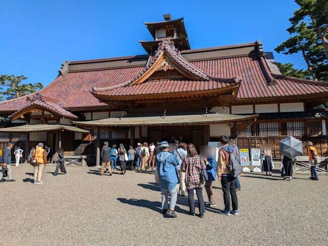 函館奉行所は幕末後、解体されましたが2010年（平成22年）、可能な限り建築当時の材料・工法を使用し、庁舎の1/3の規模を復元されました。