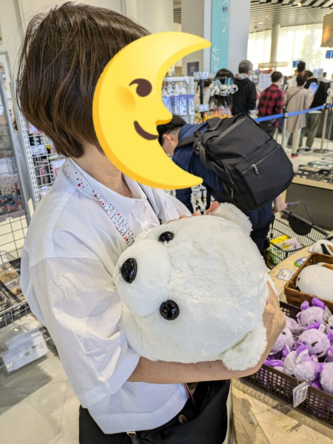 お土産物屋さんでは可愛いぬいぐるみを触るだけで満足する。