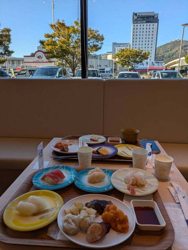 朝からすしざんまい、でもそこまで食べられない( ;∀;)<br />隣に座っていたガタイのいいお兄さんたち、物凄い量の回転ずしを食べていて、羨ましかった。