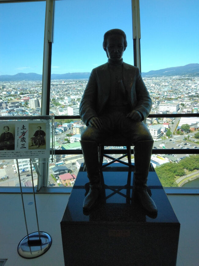 土方歳三像、この像の位置は逆光にあたるらしく、いろんな人が撮ってる写真を見たが全て逆光。<br />像の位置、変えてください。五稜郭タワー運営部さん。