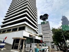 【思い出のタムリン通りを歩いてみた】

その隣には、嘗て『スカイラインビル』（今は何と呼ばれているのか知らんが...）。

このビルの中に「ジャカルタジャパンクラブ（JJC）」の事務所やら「大和プルタニア銀行（現リソナ銀行）」が入っていた。


PS)グループ会社に商社を抱えていた大和銀行は、その商社の金融部門として海外への進出は（他行に比べ）かなり早かったらしい。