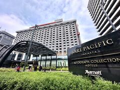 【思い出のタムリン通りを歩いてみた】

その途中で『サリ・パシフィックホテル』の前を通り過ぎる...

以前は「サリ・パンパシフィックホテル（サリパン）」と呼ばれていた筈...名前が変わったんか？その昔、東急ホテルグループだった時代もあり、「日系」と言うイメージが今でも（私の中では）残っている。

実は、このホテルは、前述の1998年5月「ジャカルタ大暴動」の際に、私の会社の日本人が皆で逃げ込み、それから一歩も外に出れなくなり、一週間程ここに留まった思い出深いホテルでなのである。

ここはスディルマン通りを過ぎ、タムリン通りに差し掛かった場所に所在し、（私が住んでいた30年前の段階で既に）少し日本人の居住地からかなり離れた場所でと言う感覚ではあった...

まだインターネットが世に出たか出ないかの時期で、情報は全てTV（CNNとか、NHK）とタウン誌（NNA等）に頼っていた時代。