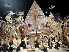 【思い出のタムリン通りを歩いてみた】

...以下、wiki...

...物価を安定させる為に、（共産主義国家のやり方を真似て）「大きな百貨店を価格の安定装置」として利用する事が模索され、最終的に国の主導によりこのビルは国内最大のデパートとして建設された...んだとか。


写真：お馴染みの「ワヤン」のお土産...嵩張るし、ちょっとグロいので実際に買う人は少ない...と思う...