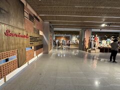 【思い出のタムリン通りを歩いてみた】

調べてみると...

この「（元国営の）サリナ・デパート」が、完全復活を果たし、綺麗なモダンな感じのビルに生まれ変わっていたのは（外壁も内部も全面改修）、2022年7月なんだとか...

以前は、共産主義国家のデパートみたいに、ボロボロで、何も無かったのに、この変わり様は凄い...

嘗ては、この一階にあったマクドナルドしか、このビルに立ち寄る理由はなかった...