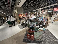 【思い出のタムリン通りを歩いてみた】

実は、この『サリナデパート』は「インドネシアの最初のデパート」であり、歴史的にシンボリック、インドネシアにとってはすごく重要な建物であった（だから壊せない...？）。