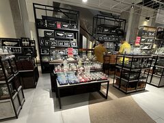 【思い出のタムリン通りを歩いてみた】

ビル自体は、日本の戦争賠償金を使い（日本のゼネコンにより）1962年から1966年の間に建設され、サリナデパートとしてオープンしたんだとか。