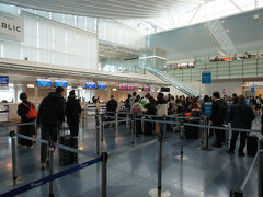 2024/11/24 08:01 羽田空港第三ターミナル
始発近い電車で羽田に向かい、辿り着いた第三ターミナル。
10:45フライトのチェックイン時間は08:15。
毎回思うのだが、人より早くチェックインしたところで特になにも利は無いように思える。しかし、なぜか並んでしまう。