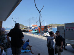 2024/11/25 10:03 Labuan Bajo Waterfront Marina area
胴元のおっさんと別れ、下っ端のドライバに港まで送ってもうことになった。
車には首都ジャカルタから来た男性2人組の先客。
簡単な挨拶をして、港に向かう。