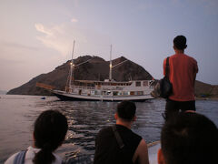 2024/11/26 05:16 Pulau Padar
おはようございます！
船で夜明かしした記念すべき最初の朝。
このツアー最高絶景が拝めるポイントに歩を進める。
ガイドのイワンはサンライズを見るから5時出発だと言っていたが、なんか本人が遅れて出発。