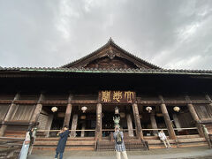 舞台から本堂を眺める