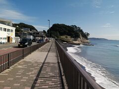 そしてあの岩山が稲村ヶ崎。
ここもなんとなく憧れていた場所の1つ。サザンの歌詞にも登場するし、稲村ヶ崎を舞台にした桑田佳祐監督の映画もありました。