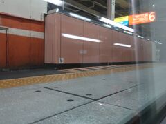 下のフロアだったのでホームがほぼ目線の高さ