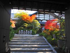 行き先は、もちろん東福寺。

途中、
お寺の中から六体のお地蔵さんが、
こちらに向いて鎮座していました。