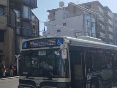 満員のバスに揺られること約10分、
清水坂バス停に到着。

バス停はさらに超満員でした。

京都市バスは、観光客が押し寄せ、
オーバーツーリズムの象徴のように。
