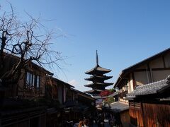 京都を紹介するガイド本やポスターで
有名な八坂の塔（法観寺）です。

春は、左手の桜が満開でした。
今は葉を落とし、少し寂しげです。