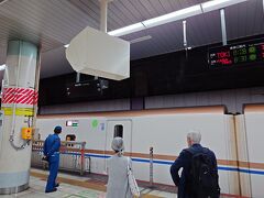 おはようございます。まだお布団の中の人は引き続きお休みなさいまし。

午前８時過ぎ、上野駅です。
８時２８分発のとき３０７号に乗り、終点の新潟まで行きます。
実は上越新幹線で新潟まで通しで行くのは初めてなんですよね～

えきねっとでグリーン車が安く買えたのでグリーン車に。