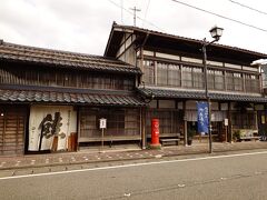 お昼も食べたことですし、さっそく観光！

ここは千年鮭きっかわという村上の老舗。1626（寛永３年）に米問屋として創業し、その後お酒の小売業を経て昭和に入り村上伝統の鮭料理・鮭製造業に尽力してきた名店です。酒から鮭へ、「サケ」だけに。

JR東日本のCMで、吉永小百合さんが訪れていて、村上の顔といっていいお店なのかもしれませんね。

今日はね、久々にね、デジカメで写真撮りまくりますよ。これだけ趣のある建物の多い街です。きっといい写真が取れそうな予感がしますよ！
前日に充電もバッチしやりましたし、デジカメのスイッチを入れます。


・・・ってあれ、・・・あれあれ？？

電源が入らない。そうです、まさかの故障です。ここに来て。
マジかよ…(´;ω;｀)

この瞬間、僕のデジカメは完全な鉄の塊と化しました。今日から３日間、僕はこの鉄の塊を持ち歩かねばなりません。前日にスイッチを入れて確かめてこなかった僕が悪いんです。。。

頼みはスマホのみ（ドコモのXperia、20万以上した）。スマホの中でもカメラ機能は優れているので、こいつにかけるしかありません。

先発ピッチャーの富士フィルムミラーレスカメラ選手が１球も投じないまま前代未聞の無念の負傷により緊急降板、急遽リリーフ登板となったXperia選手にどうか皆さん声援を！
