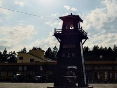 駅でロッカーに預けていた荷物をピックアップし、本日の宿がある瀬波温泉に向かうバスを待ちます。

乗るバスは１日に数便しかないローカルな巡回バス。
旅先で本数の少ない路線バスに乗るときってドキドキしません？ちゃんとやってくるのか、間違えて違う方向に乗っちゃっていないか、間違ったとしても元の場所へ戻ってくる手段はあるのか？？？

いろんなドキドキが交錯しながら「たぶんこれかな？」と思しきバスに乗り込みます。