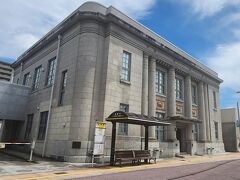 更に南下、京橋川の手前にある「ごうぎんカラコロ美術館」です

１９２６年に建てられた山陰合同銀行旧北支店です
地上２階地下１階の鉄筋コンクリート造（石造りに見えます）
ちょっと幅感が変わったオーダーが目を引きますね

２０１２年に改装され現在は無料で見学できる美術館になっています


