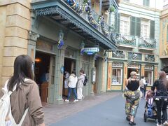 さて、ブルーバイユーレストランのopenは11時です。
11:10のPS予約なので、10:50に来てみたら既に3組のゲストが待っています。

このレストランは「カリブの海賊」アトラクションと同じ建物にあり、運が良いと運河側のアトラクションが見える席に案内されます。
開店早々だと先着数組は運河側（川側とも言うらしい）になるので、狙ってる方も多いのかもしれませんね。