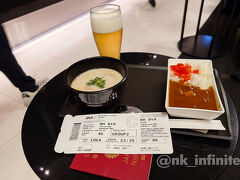 Day01　仕事終り帰宅、急いで羽田へ。
何も食べずに来たのでラウンジでカレー食べて日本食を〆る。