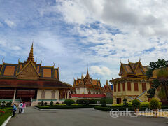 プノンペン王宮にやってきた。
中はすごい広さ、清潔に管理されている。
