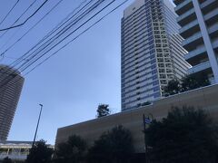 最近はどこの駅前行ってもタワマン出来てるな。そして新川崎駅から歩いてすぐの鹿島田駅を通り過ぎる。