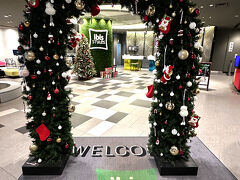 ホテル『イビススタイルズ東京ベイ』のエントランスの写真。

クリスマスリース型アーチの先にクリスマスツリーが☆彡

私たちはフランスに旅行した際に「アコーホテルズ」メンバーに
なりました。
ホテルによって「Accor Live Limitless」ロイヤリティプログラムに
おけるステータスでさまざまな特典が受けられます。

アコーホテルズが誇るハイクラスホテルブランドの「PULLMAN
（プルマン）」の『プルマン東京田町』に宿泊した際のブログはこちら↓

<2023年11月に複合施設『田町タワーモール』がグランドオープン！
スタバ★大規模複合開発『ムスブ田町』フランスのアコーホテルズ
『プルマン東京田町』宿泊記 ① ファインダイニング【カサ】
バーラウンジ【ジャンクション】おすすめルーフトップバー
【プラットフォーム ナイン】【エグゼクティブラウンジ】の
アフタヌーンティー（スイーツ）タイム♪>

https://4travel.jp/travelogue/11862161

<『プルマン東京田町』宿泊記 ② バスタブ付き「キングデラックス
エグゼクティブルーム〔7～8F〕」からの眺望＆アメニティ★
東京タワーへ★『田町ステーションタワー』27Fの「スカイロビー」
からは東京スカイツリーやお台場のレインボーブリッジが見えます>

https://4travel.jp/travelogue/11863554

<『プルマン東京田町』宿泊記 ③ クラブラウンジ
【エグゼクティブラウンジ】のカクテルタイム☆彡ルーフトップバー
【プラットフォーム ナイン】のテラス席♪朝食＆アフタヌーンティー>

https://4travel.jp/travelogue/11864914