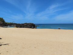 まず最初に行ったビーチは、ワイメア・ビーチ。
まだ１０時だから人が少ないのか？
飛び込み岩には、数人しかいない。