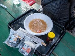 合戦小屋で昼食。
豚汁を買ってコンビニのおにぎりと。