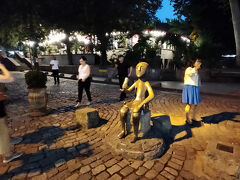 シオニ教会のすぐ南側にあるタマダの銅像です。タマダは宴会の仕切り役のことです。周囲にはレストランもたくさんありました。