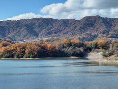 北山貯水池（北山ダム）
　北山貯水池は、1968年に完成された人工湖です。
　西宮市民の水がめの１つとなっています。
　岸辺の木々が色づいていました。