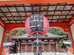 東光寺・門戸厄神（中楼門）
　３３段の女厄坂と呼ばれる厄年にちなんだ階段を
　登ったところにあります。
　朱塗りの美しい門で、東光寺のシンボル的な存在です。
　大きな提灯が掛かっています。
