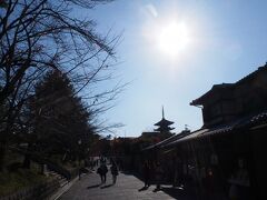 さらに北上して高台寺の門前の石畳
”ねねの道”から望む八坂の塔。

春には桜と一緒に楽しめます。