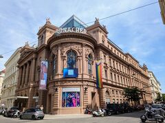 ローナッハー劇場

ここからはヒンメルプ・フォルトガッセをケルントナー通り方面へ。

himmelpはドイツ語で「空、天国」。fortは「続く、先へ」と言う意味なので「天国へ続く通り」？と名付けられています☆彡

調べると、かつてはヒンメルプ・フォルト修道院があった場所でした。
英語ではヘブンズ・ゲートと訳されているので「天国の門」通り？でしょうか。