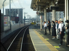 着く駅ごとに、車内はどんどん混んでいった。