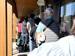 で、着いた場所が…。
発地市庭。
そう、昨日とうもろこしを求めて訪れて、空っぽの棚を見て、まだ売っているのね、、、と確信したので売り切れる前にとやって来ました。
ところが、まさかの人の多さに絶句！
オープン5分前に着いたら、長蛇の列ができていたー。
50人くらい並んでいたんじゃないかな。