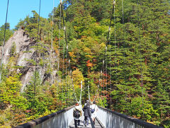 到着＼(^o^)／ 

瀬戸合峡 渡らっしゃい吊橋。
少しだけ紅葉しています♪ 