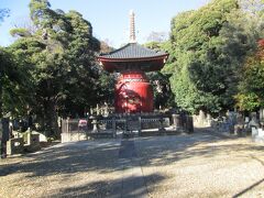 本門寺宝塔　1828年建立の国重要文化財です。円筒形の塔身の宝形造（四角錘形）の屋根を乗せた建築物を宝塔という