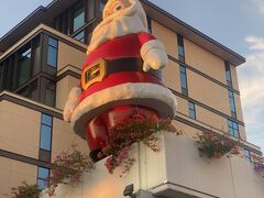 アラモアナセンターに到着！ちょっとだけお買い物をして、フラのショーを見ました。