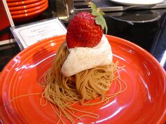 パイ生地の上にアイスを乗せてあります。いちごはあまおうです。さすがあまおう、うまい！