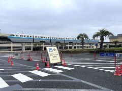 リゾラが走っています。

送迎バス専用乗降場へ。