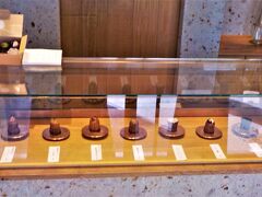 こちらは”カヌレ専門店”の”カヌレ・ドゥ・ジャポン・ドゥドゥ堂島店さん”！
うふふ♪♪はカヌレが大好き！！
なので、すっごく期待してきたのですが・・・
小さい・・・　縦５ｃｍ・幅３ｃｍくらいしかありません・・・
おいしかったし、
定番商品以外は季節で色々と変わって、商品の種類も豊富なのですが、
この小ささはちょっと・・・