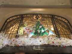 スタートは阪急うめだ本店の出入り口の上のクリスマス装飾です。

ライオンとユニコーンがアリスにケーキをもってきてます。