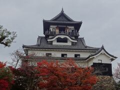 ■11:00　犬山城に登城

小さいがしかしなかなか美しいかたちだと思いました。
地元の城には結構行ってるつもりだったけど、犬山城は初めて来た気がします。
