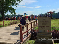 まずはアンコールワット。
チケットセンターから10分ほどだが、道沿いに観光客向けの検問がある。