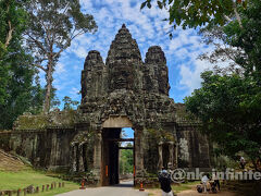 勝利の門。
アンコールトムへの入口は、なぜか東だけ２つの門がある。死者と勝利で１セット、東のチャンパ王国との争いに関連していると思うけど、どうなんだろうか。