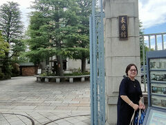 「長楽館」は1909年の明治42年に煙草王と呼ばれた実業家の村井吉兵衛により国内外の賓客をもてなすための迎賓館として建築されました。1891年の明治24年に日本初の両切り紙巻きタバコ「サンライス」を発売し、3年後には「ヒーロー」を発売します。パリ万国博覧会で金賞を受賞したことにより世界的水準のタバコと認められます。