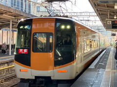 近鉄大和八木駅で京都線特急に乗り換え、京都丹波橋駅へ向かう。
八木駅は奈良県橿原市の中心駅で、近鉄大阪線と京都線（橿原線）が十字に立体交差している重要なターミナル駅。名阪甲特急や一部の観光特急以外の特急も停車する。名阪特急と京都線特急は接続が良いが、阪伊特急とは20分くらい接続待ちがある。
それでも、急行よりは早く京都に先着する。料金は一回乗換の場合は通しで計算。